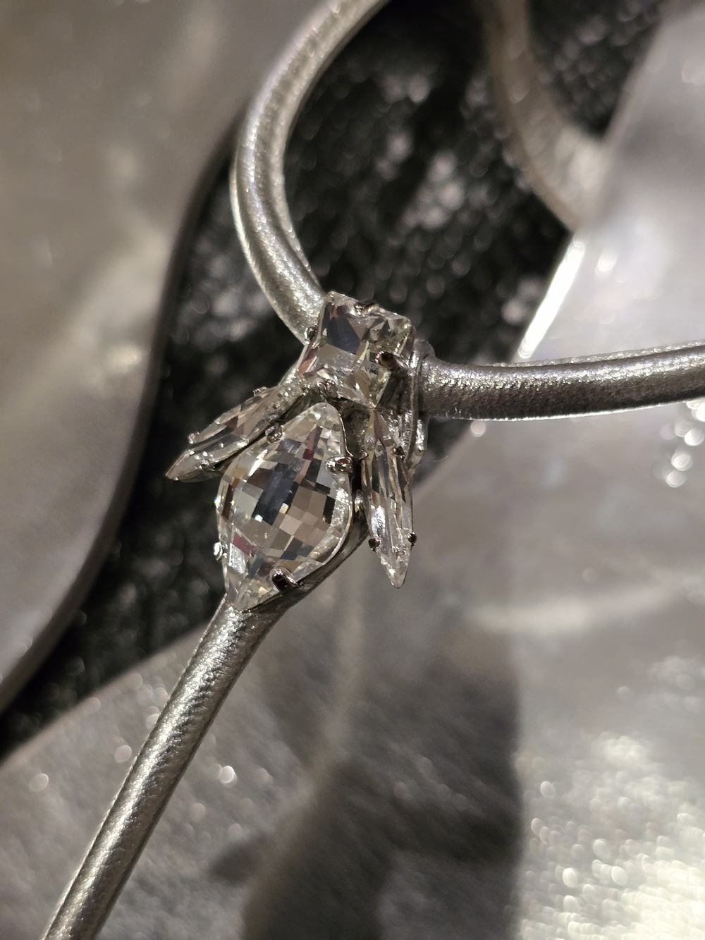 Giuseppe Zanotti Silver Metallic T-Strap Sandals - Picture 6 of 14